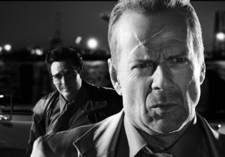 Η σύζυγος του Μπρους Γουίλις, Έμα Χέμινγκ, λέει ότι ο ηθοποιός «δεν γνωρίζει» πως πάσχει από άνοια