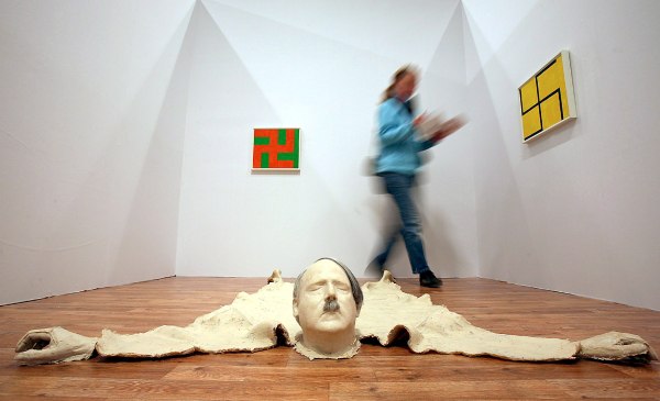 Κι όμως, η τέχνη του Αδόλφου Χίτλερ εξακολουθεί να έχει πέραση