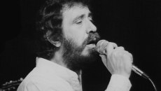 «Η φωνή της ψυχής μας»: Οι φίλοι του Αντώνη Καλογιάννη τιμούν τη μνήμη και το έργο του σε μια ξεχωριστή βραδιά