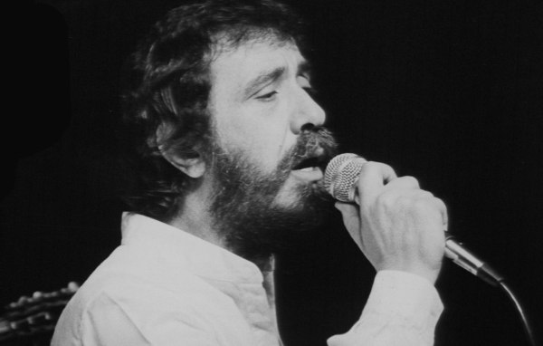 «Η φωνή της ψυχής μας»: Οι φίλοι του Αντώνη Καλογιάννη τιμούν τη μνήμη και το έργο του σε μια ξεχωριστή βραδιά