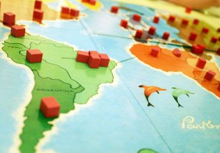 Είναι η γεωοικονομία ηλίθιε: Γιατί ο μεγαλύτερος παγκόσμιος κίνδυνος έχει το χρώμα του χρήματος