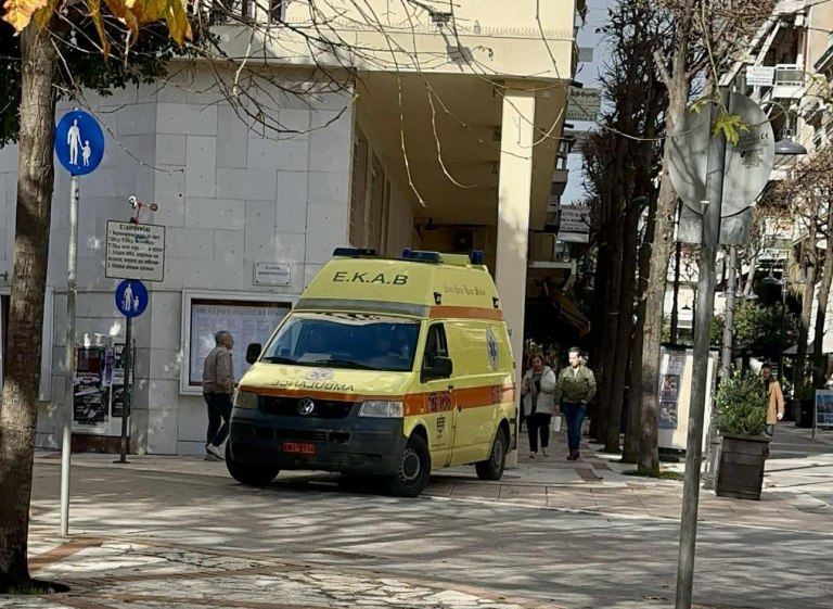 Αγρίνιο: Άνδρας εισέβαλε στο δημαρχείο επιτέθηκε στον δήμαρχο και δάγκωσε υπάλληλο