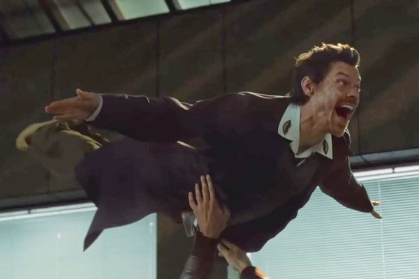 Νέο άλμπουμ, παγκόσμια περιοδεία και ένα superhit single – Ο Χάρι Στάιλς επέστρεψε με άγριες διαθέσεις