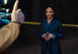 Βία, ενοχή και το προνόμιο της σιωπής — Δυνατό «ποδαρικό» το His & Hers για τις σειρές του 2026