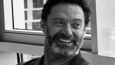 Χιου Τζάκμαν: Αγνώριστος με γκρίζα μαλλιά και πυκνή γενειάδα στο τρέιλερ του «Ρομπέν των Δασών»