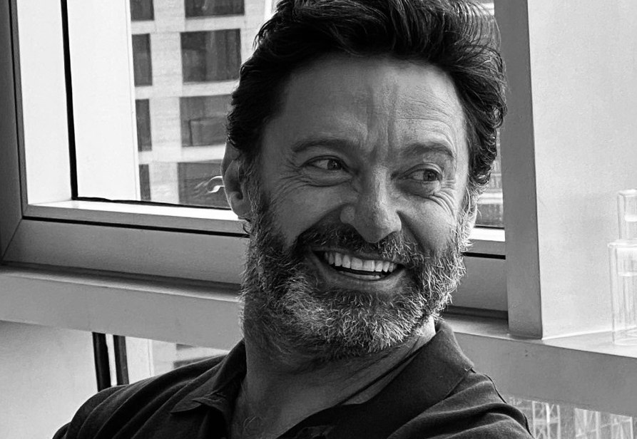 Χιου Τζάκμαν: Αγνώριστος με γκρίζα μαλλιά και πυκνή γενειάδα στο τρέιλερ του «Ρομπέν των Δασών»