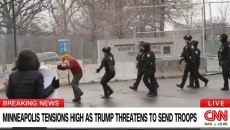 Πράκτορες συλλαμβάνουν «αλεπού» στην Μινεάπολη που χόρευε μπροστά από κτίριο της ICE [βίντεο]