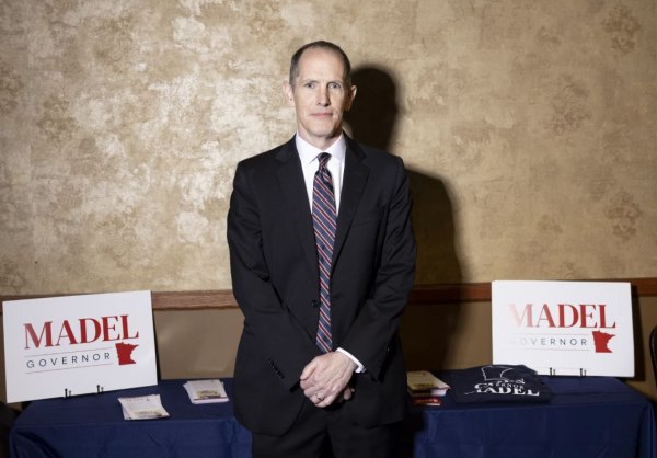 Τι κάνεις όταν αναλαμβάνεις νομικά πράκτορα της ICE και είσαι αντιρατσιστής;