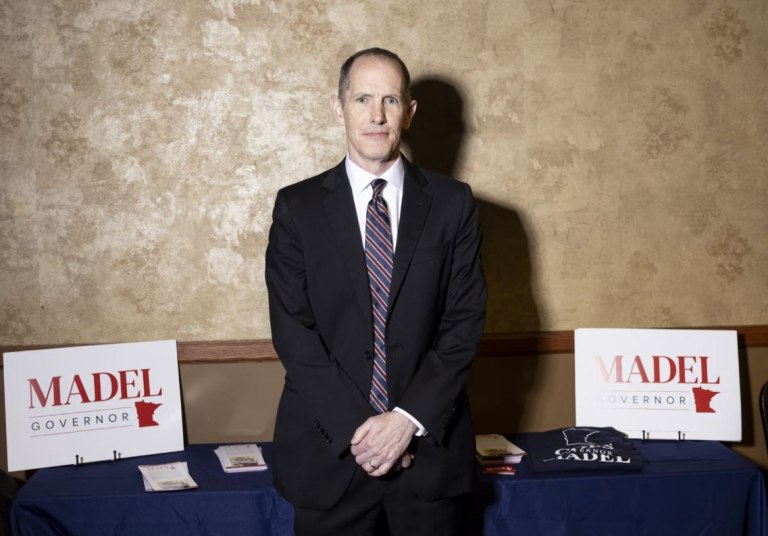 Τι κάνεις όταν αναλαμβάνεις νομικά πράκτορα της ICE και είσαι αντιρατσιστής;