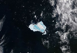 Σκιά του εαυτού του, το πρώην μεγαλύτερο παγόβουνο του κόσμου γίνεται μπλε καθώς λιώνει