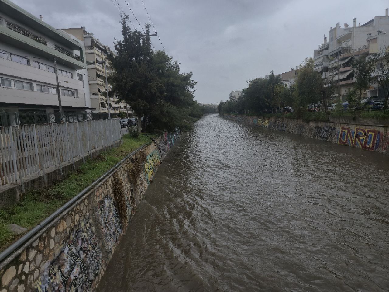 φωτογραφία όπου απεικονίζεται ο Ιλισσός με τα νερά του να έχουν φουσκώσει