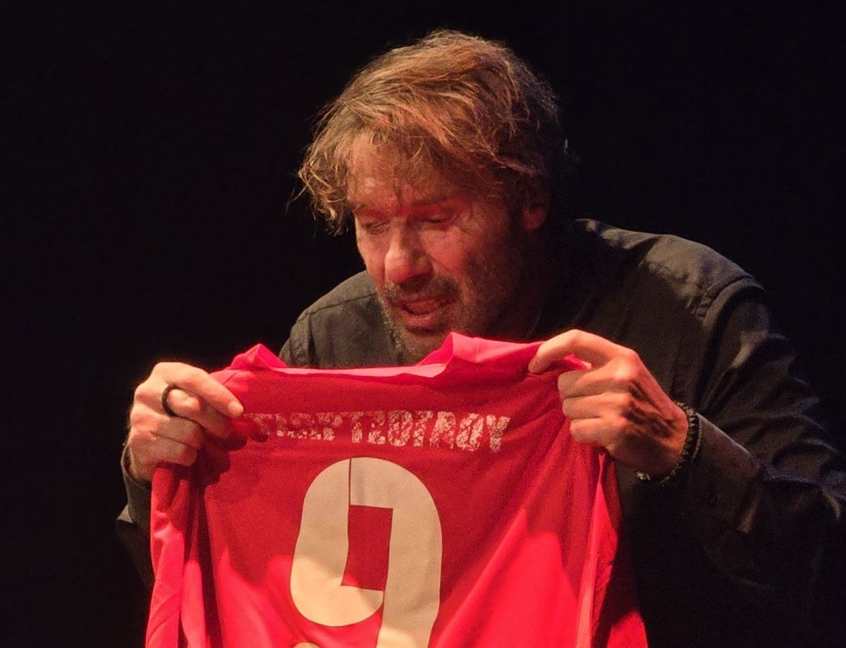 «Βροχή τα Βέλη»: Η παράσταση του Στράτου Τζώρτζογλου κάνει πρεμιέρα στο Calderone Art Space