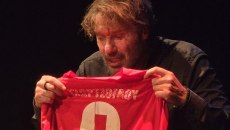 «Βροχή τα Βέλη»: Η παράσταση του Στράτου Τζώρτζογλου κάνει πρεμιέρα στο Calderone Art Space