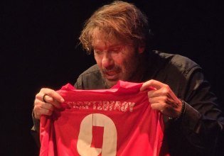 «Βροχή τα Βέλη»: Η παράσταση του Στράτου Τζώρτζογλου κάνει πρεμιέρα στο Calderone Art Space