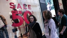 Χειμερινές εκπτώσεις: Πρώτη Κυριακή με ανοιχτά τα καταστήματα – Το ωράριο