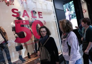 Πρώτη Κυριακή των χειμερινών εκπτώσεων με ανοιχτά τα καταστήματα – Το ωράριο