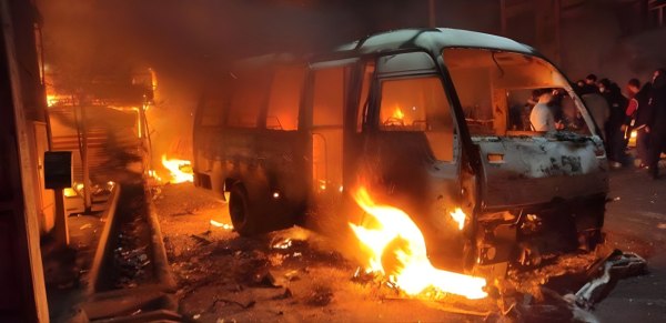 Ιράν: Αυτοκίνητο εμβόλισε αστυνομικούς – Μεγάλη διαδήλωση τώρα στην Τεχεράνη