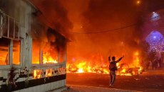 Στις φλόγες κυβερνητικά κτίρια – Χάος στο Ιράν με τους Φρουρούς της Επανάστασης να βγαίνουν στον δρόμο [βίντεο]