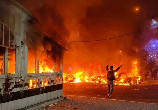 Ιράν: Στις φλόγες κυβερνητικά κτίρια – Χάος στο Ιράν με τους Φρουρούς της Επανάστασης να βγαίνουν στον δρόμο