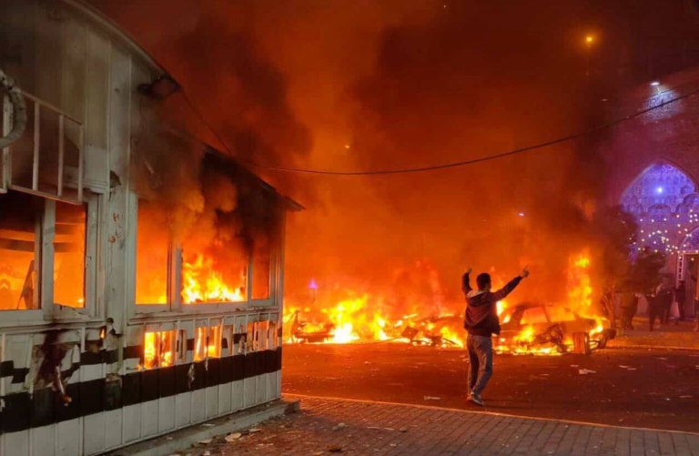 Στις φλόγες κυβερνητικά κτίρια – Χάος στο Ιράν με τους Φρουρούς της Επανάστασης να βγαίνουν στον δρόμο [βίντεο]