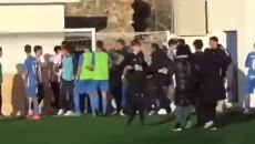 Ξύλο σε αγώνα πρωταθλήματος Νέων στην Ισπανία – Εισέβαλαν στο γήπεδο και οι γονείς! (vids)