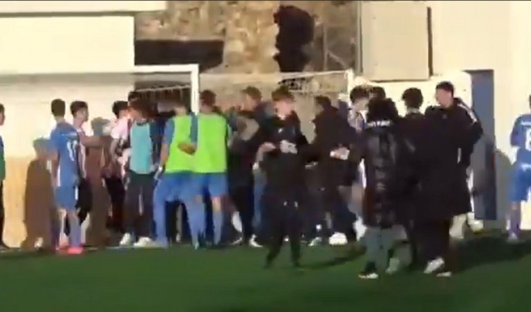 Ξύλο σε αγώνα πρωταθλήματος Νέων στην Ισπανία – Εισέβαλαν στο γήπεδο και οι γονείς! (vids)