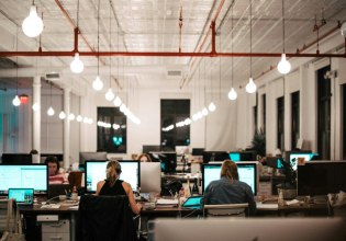 Workmonitor 2026: Δεύτερη δουλειά για να βγει ο μήνας ψάχνει ο ένας στους δύο Έλληνες εργαζόμενους