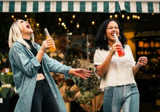 Η μέθοδος zebra striping της Gen Z για να αποφύγει το hangover