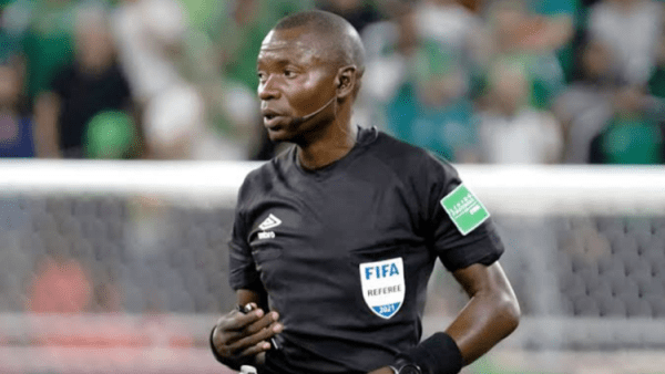 Επικό βίντεο: Ο διαιτητής του τελικού του Κόπα Άφρικα έβαλε τα γέλια όταν κατάλαβε ότι προκάλεσε… χάος (vid)