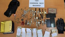Καμίνια: Τρεις κουκουλοφόροι λήστεψαν με την απειλή λοστού 97χρονη και την κόρη της – Συνελήφθησαν μετά από καταδίωξη