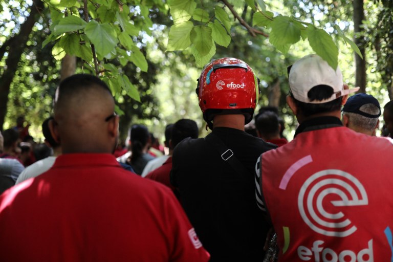 Προ των πυλών το πόρισμα του ΟΜΕΔ για τη συλλογική σύμβαση εργασίας των διανομέων της efood