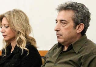 «Έπρεπε να είχε ήδη παραιτηθεί» – Αιχμηρή ανακοίνωση του Συλλόγου για Καρυστιανού, που τώρα δηλώνει ότι δεν φεύγει