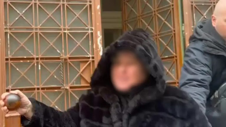 Σέρρες: «Η γυναίκα μου έχει ψυχικά προβλήματα, δεν αντέχω και μένω στο υπόγειο» – Ξεσπά ο σύζυγος της καθηγήτριας