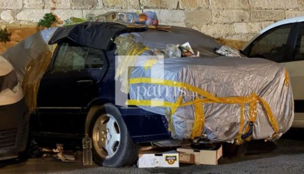 Κρήτη: 87χρονη ζει σε… εγκαταλελειμμένο αυτοκίνητο στο Ηράκλειο