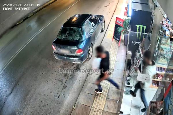 Λαμία: Μεθυσμένοι Ρομά κλέβουν τα ψώνια σε σούπερ μάρκετ και παραλίγο να τρακάρουν φεύγοντας με το αυτοκίνητό τους
