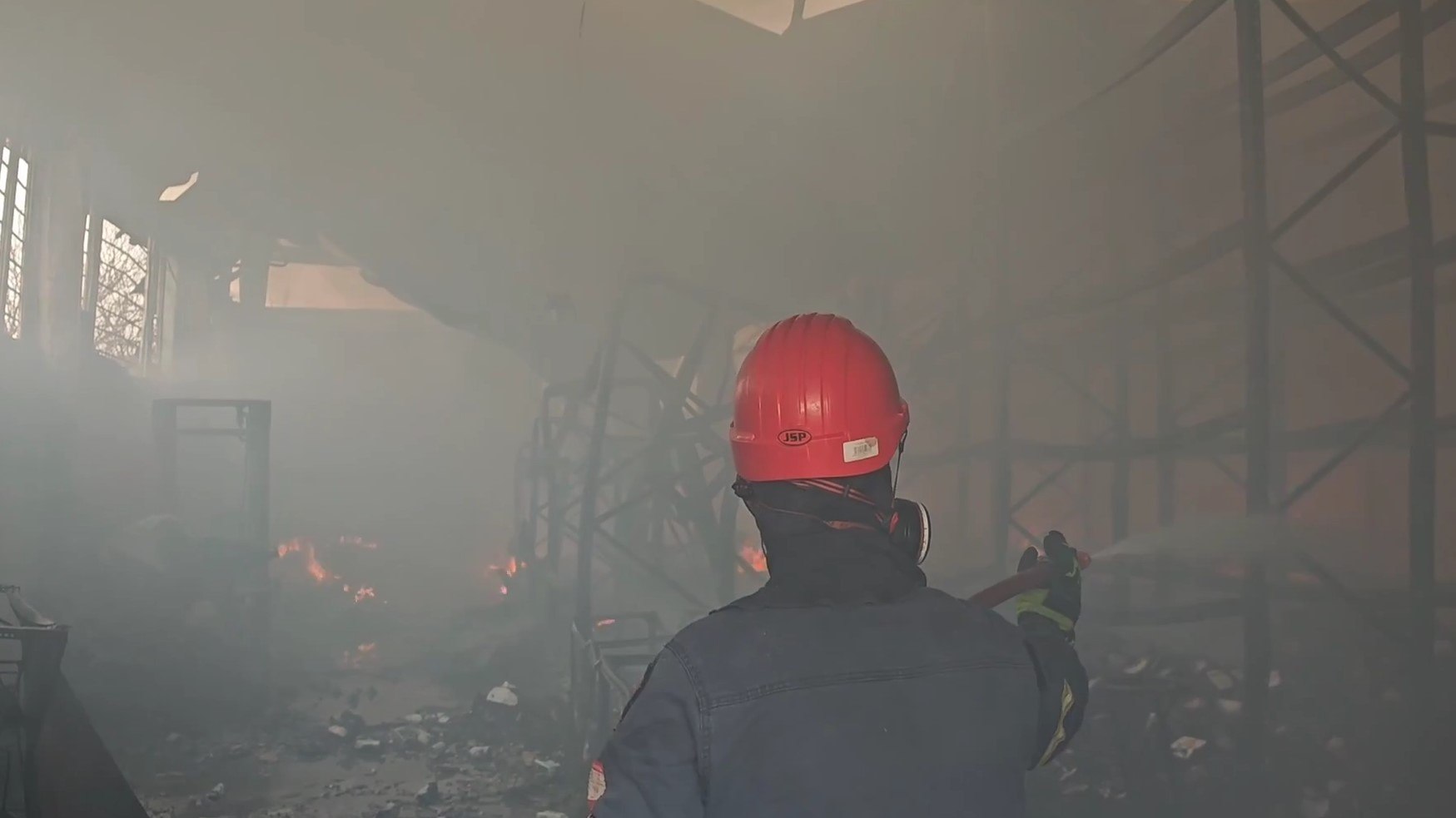 Εικόνα που δείχνει στιγμιότυπο από την κατάσβεση στο Κορωπί