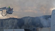 Κορωπί: Αποπνικτική η ατμόσφαιρα από τη φωτιά που βρίσκεται σε εξέλιξη – Έκαψε δύο αποθήκες