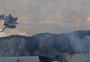 Κορωπί: Αποπνικτική η ατμόσφαιρα από τη φωτιά που βρίσκεται σε εξέλιξη – Έκαψε δύο αποθήκες