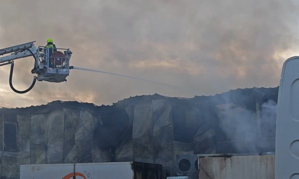 Κορωπί: Αποπνικτική η ατμόσφαιρα από τη φωτιά που βρίσκεται σε εξέλιξη – Έκαψε δύο αποθήκες