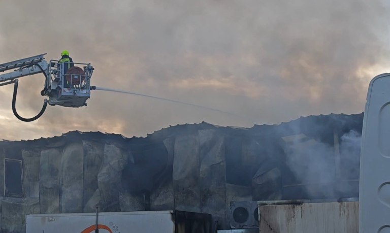 Κορωπί: Αποπνικτική η ατμόσφαιρα από τη φωτιά που βρίσκεται σε εξέλιξη – Έκαψε δύο αποθήκες