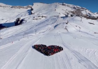 Κραν Μοντανά: 1000 σκιέρ σχημάτισαν καρδιά στο χιόνι για τα θύματα της φονικής πυρκαγιάς