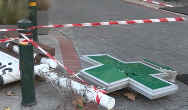 Κυψέλη: Εκτός κινδύνου η 16χρονη που έπεσε στο κεφάλι της πινακίδα φαρμακείου