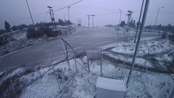 Θυελλώδεις άνεμοι και έντονη χιονόπτωση σε Φθιώτιδα και Ευρυτανία – Έπεσαν κολώνες και δέντρα