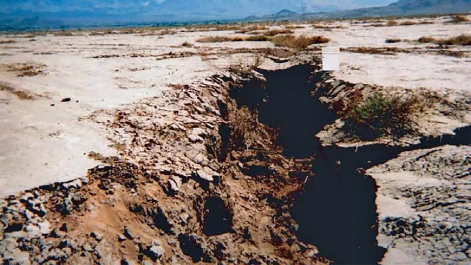 Στο Σαν Μπερναντίνο της Καλιφόρνια, η υπεράνληση υπόγειων υδάτων προκαλεί καθίζηση του εδάφους (Loren Metzger, USGS)
