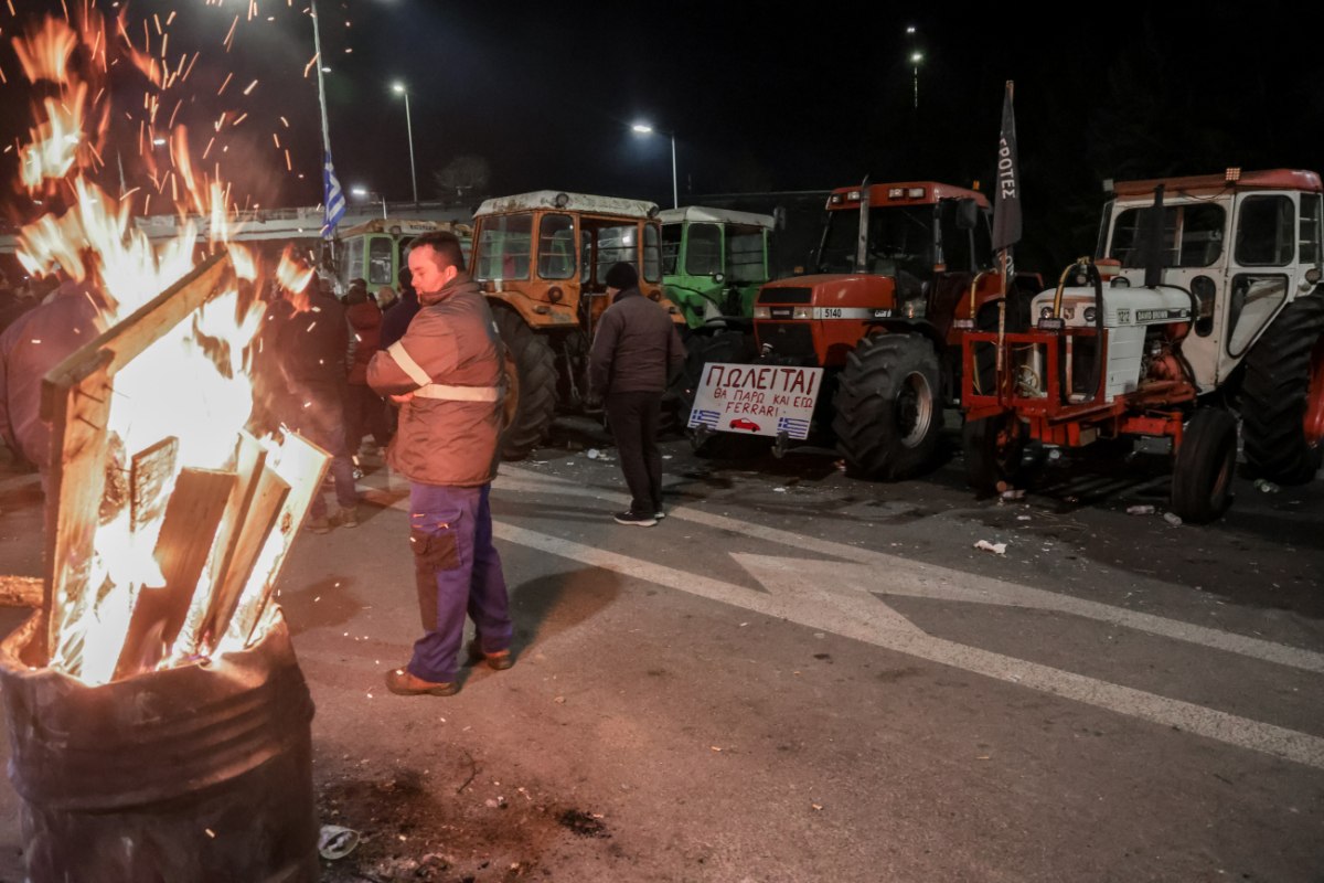 Αγρότες: Αποχωρούν τα τρακτέρ από τον κόμβο της Νίκαιας – Σε νέες μορφές κινητοποιήσεων