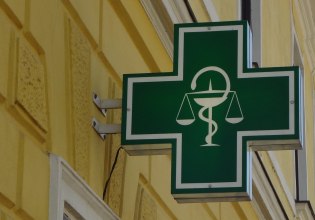 Πατήσια: Στο νοσοκομείο μαθήτρια που τραυματίστηκε στο κεφάλι όταν έπεσε πάνω της πινακίδα φαρμακείου