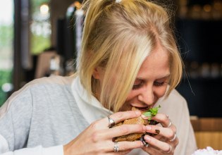Χαμηλές θερμοκρασίες, μεγάλη όρεξη: Γιατί πεινάμε περισσότερο τον χειμώνα;