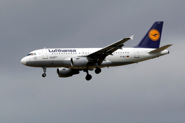 Ιράν: Η Lufthansa αναστέλλει τις πτήσεις προς και από την Τεχεράνη μέχρι και τις 29 Μαρτίου