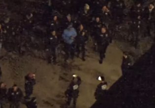 Η στιγμή που ο Μαδούρο κατεβαίνει σιδηροδέσμιος στο αεροδρόμιο της Νέας Υόρκης