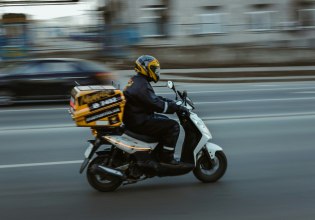 Συλλογικές συμβάσεις εργασίας: Αναμένονται κρίσιμες αποφάσεις του ΟΜΕΔ για διανομείς και ταχυμεταφορείς